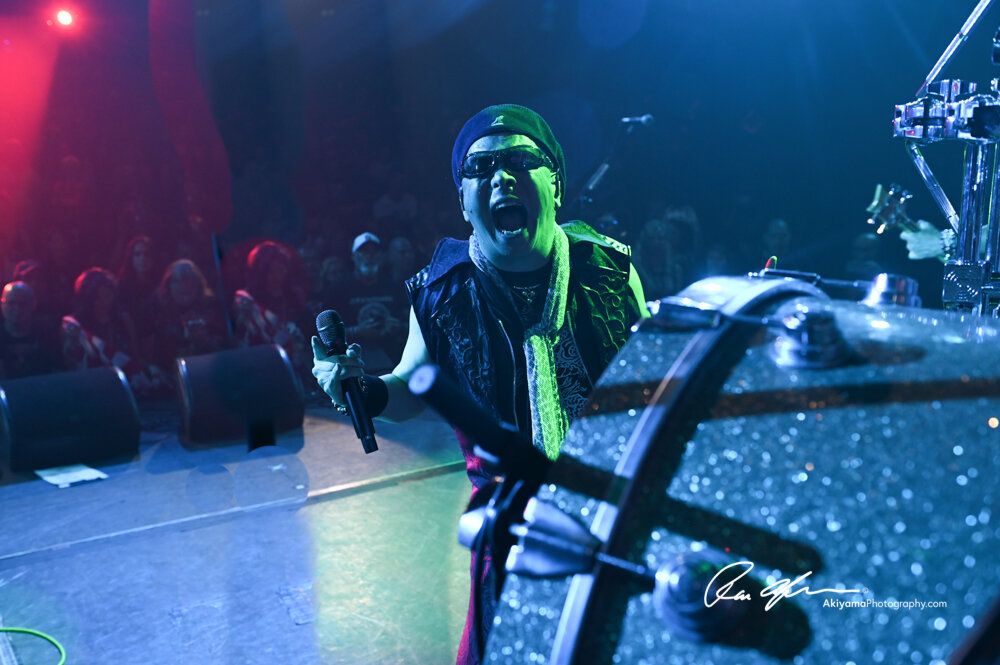 米・ロックフェス「Monster Of Rock Cruise 2026」でパフォーマンスを披露する二井原実　（C）Ron Akiyama