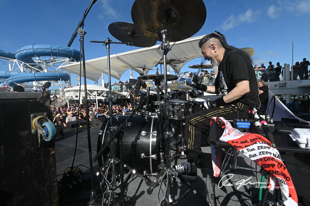 米・ロックフェス「Monster Of Rock Cruise 2026」でパフォーマンスを披露する鈴木“あんぱん”政行　（C）Ron Akiyama＝2026年4月28日