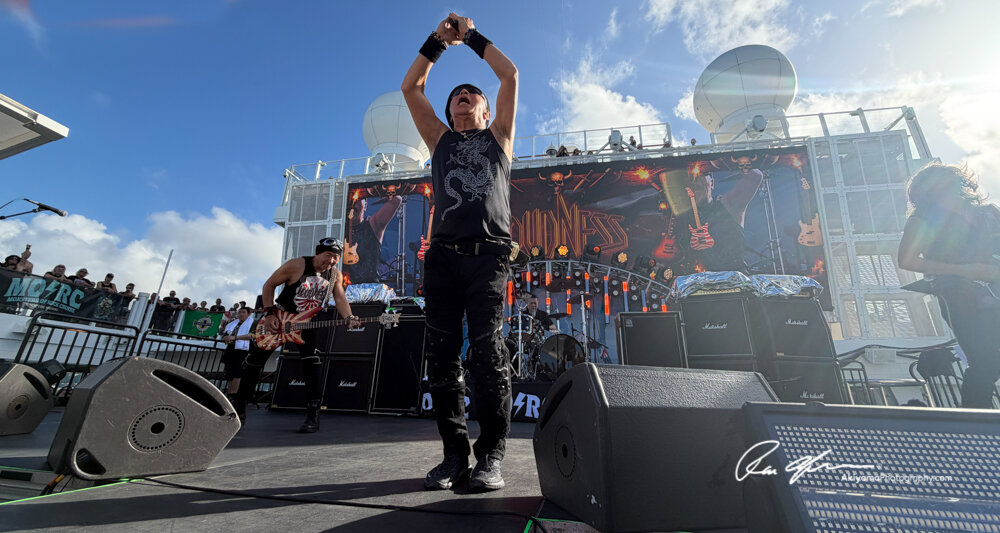 米・ロックフェス「Monster Of Rock Cruise 2026」でパフォーマンスを披露する二井原　（C）Ron Akiyama