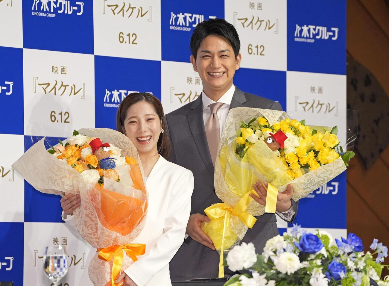 現役引退の記者会見で、花束を手に撮影に応じるフィギュアスケート・ペアの三浦璃来（左）、木原龍一組＝28日、東京都内のホテル