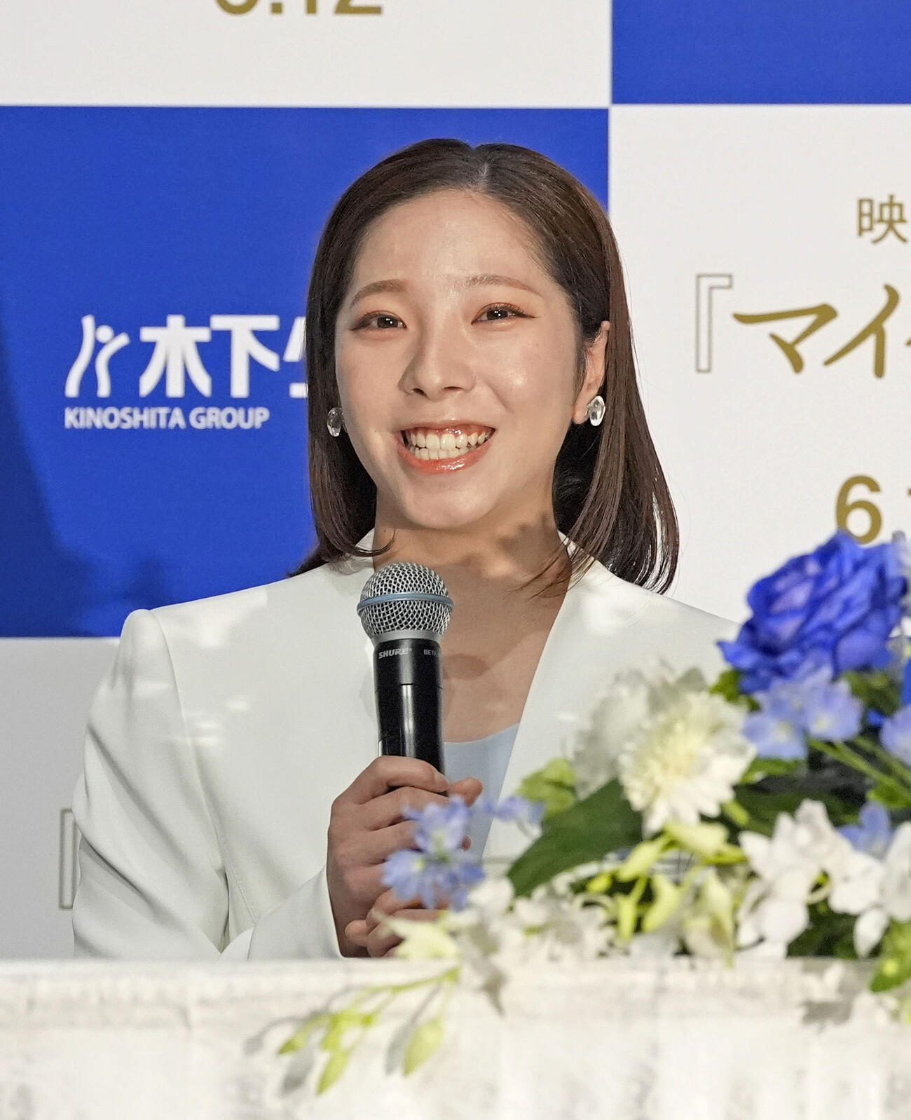現役引退の記者会見で発言するフィギュアスケート、「りくりゅう」ペアの三浦璃来＝28日、東京都内のホテル