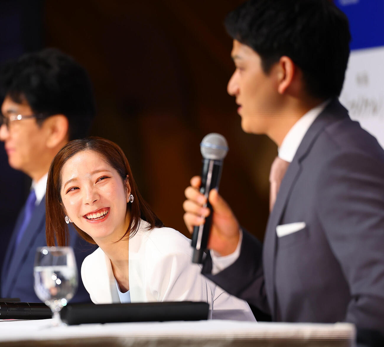 引退会見を行う三浦璃来（左）と木原龍一（撮影・野上伸悟）