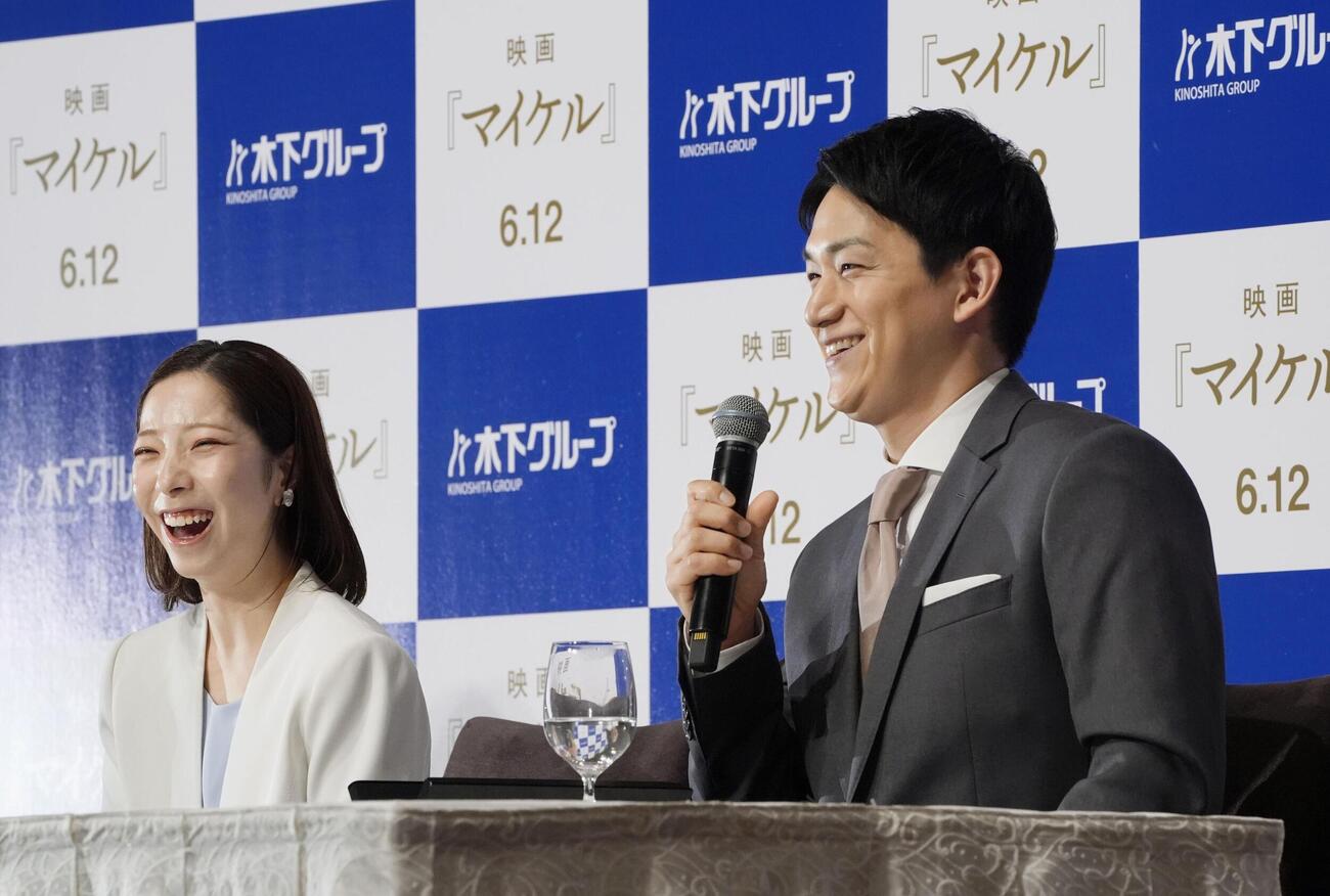現役引退の記者会見で笑顔を見せる、フィギュアスケート・ペアの三浦璃来（左）、木原龍一組＝28日、東京都内のホテル
