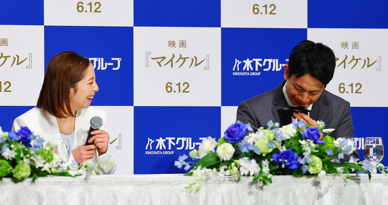引退会見の冒頭で、いきなり泣き出す木原龍一（右）と大笑いの三浦璃来（撮影・野上伸悟）
