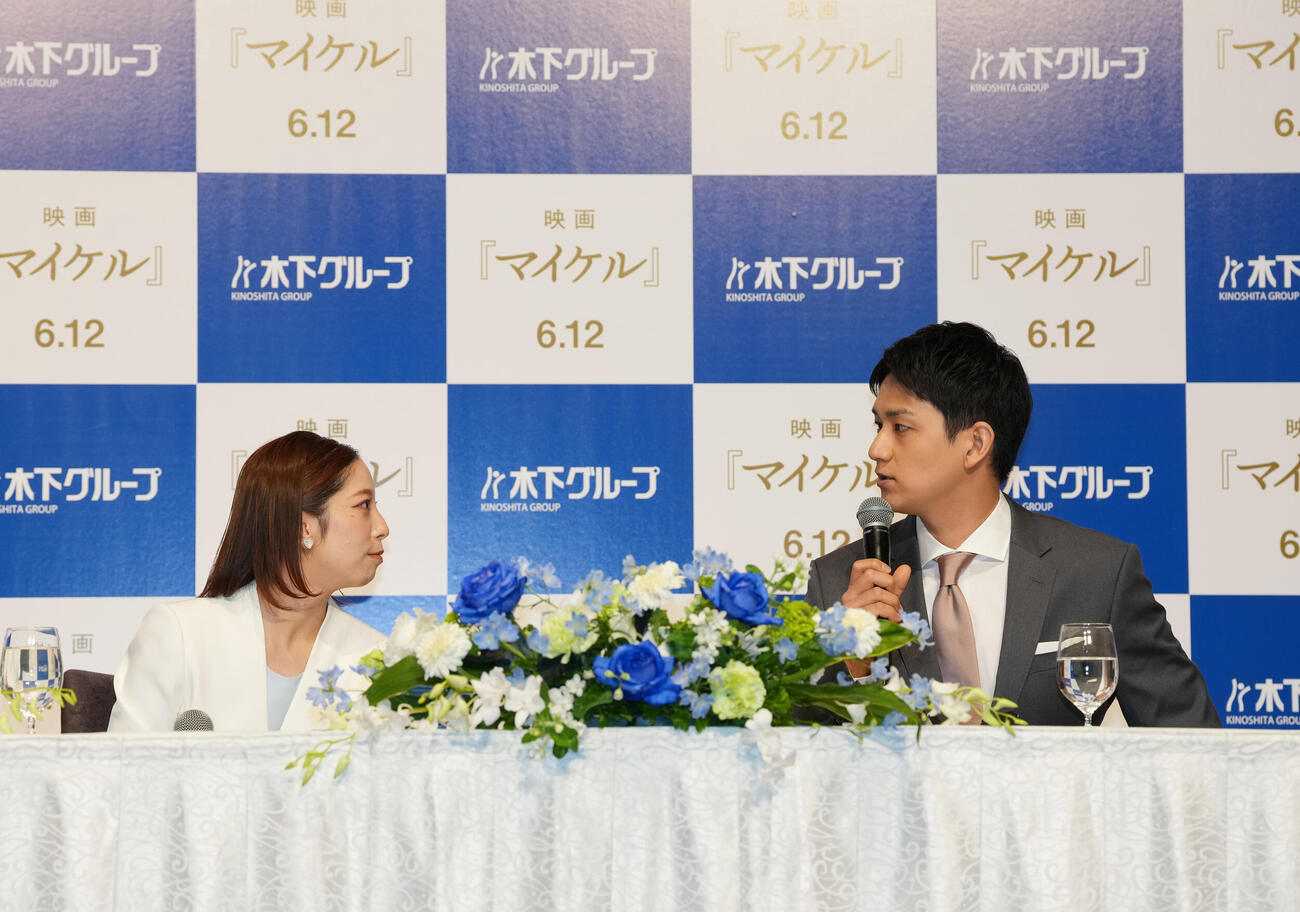 現役引退会見で見つめ合う木原龍一（右）と三浦璃来（撮影・増田悦実）