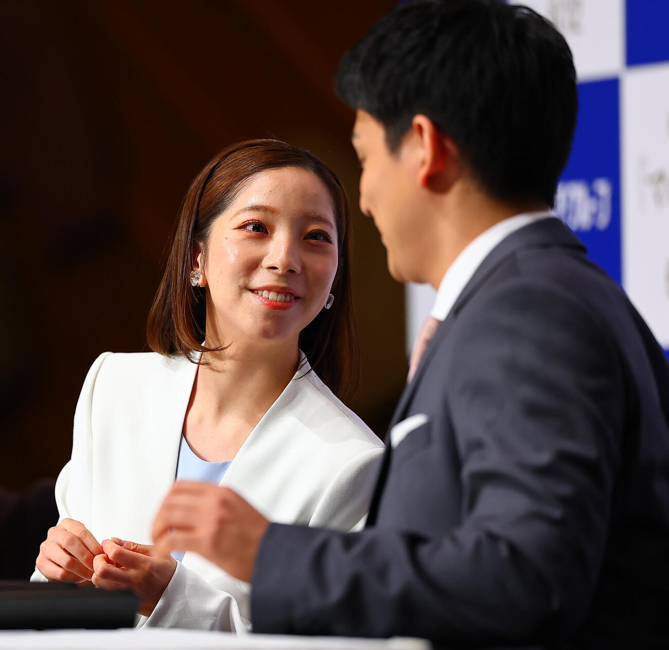 引退会見で木原龍一（右）の顔をのぞき込む三浦璃来（撮影・野上伸悟）