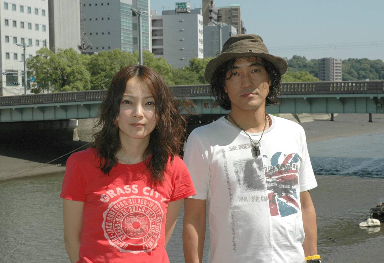 新アルバム「Slow」をリリース、プロデューサーの高橋研（右）とともに歌とギターだけの全国ツアー中の加藤いづみ（2005年6月撮影）