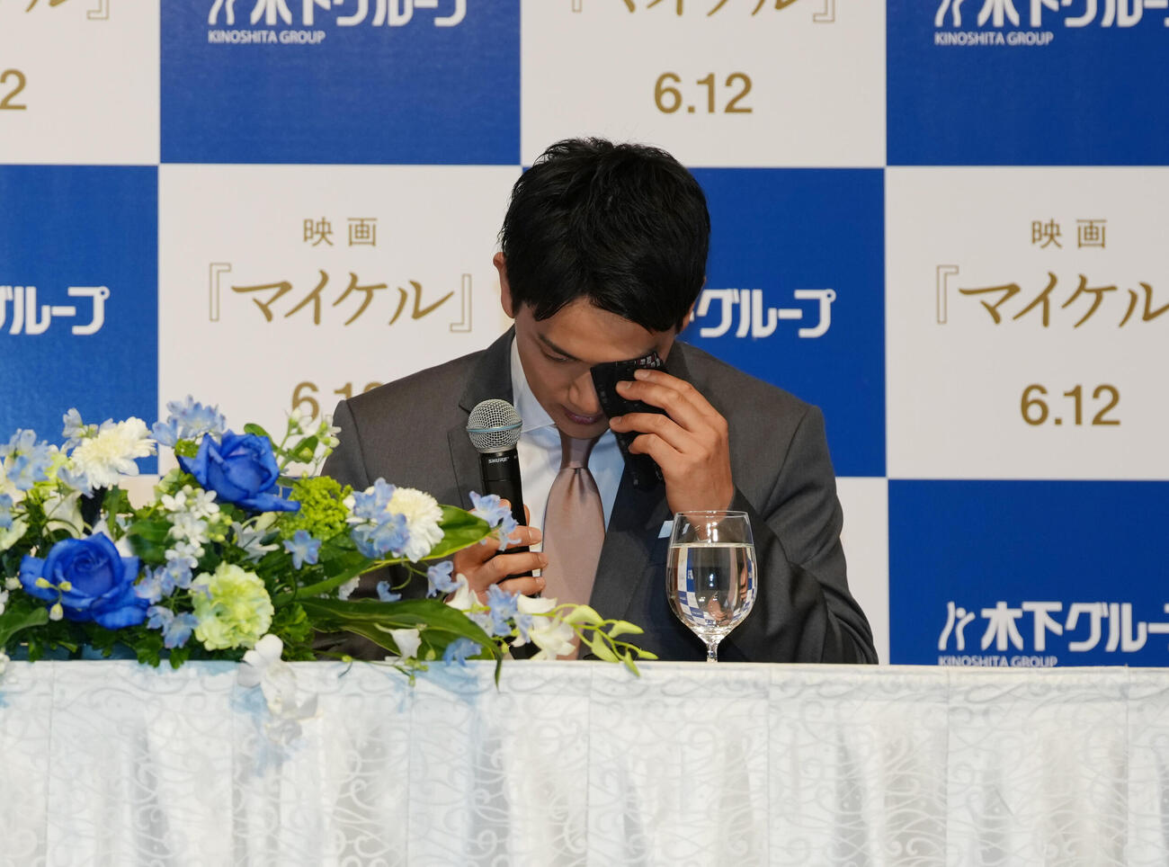 現役引退会見で涙を拭う木原龍一（撮影・増田悦実）