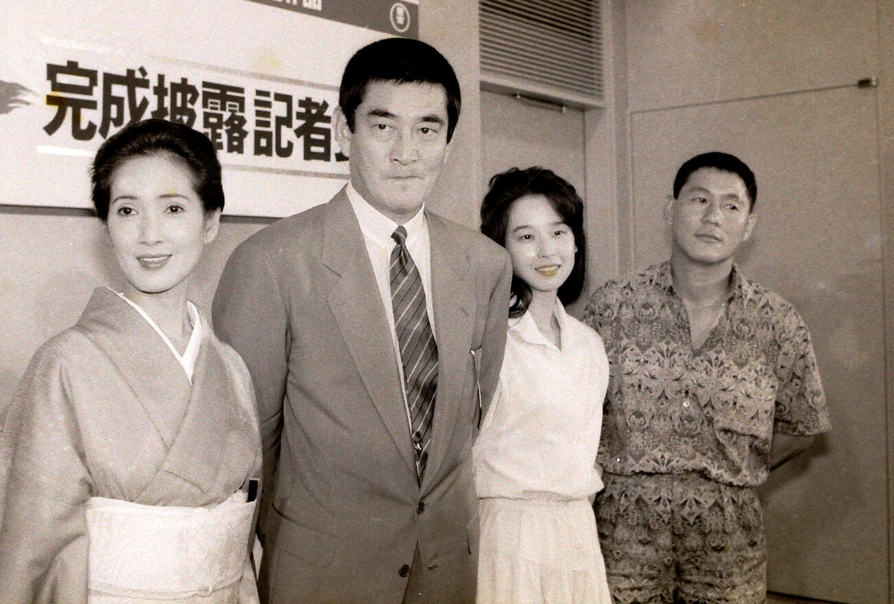 85年8月、映画「夜叉」完成披露記者会見で記念撮影する、左からいしだあゆみさん、高倉健さん、田中裕子、ビートたけし