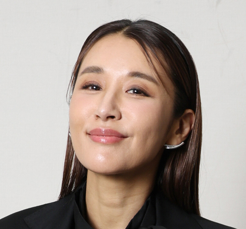 鈴木紗理奈（2023年撮影）