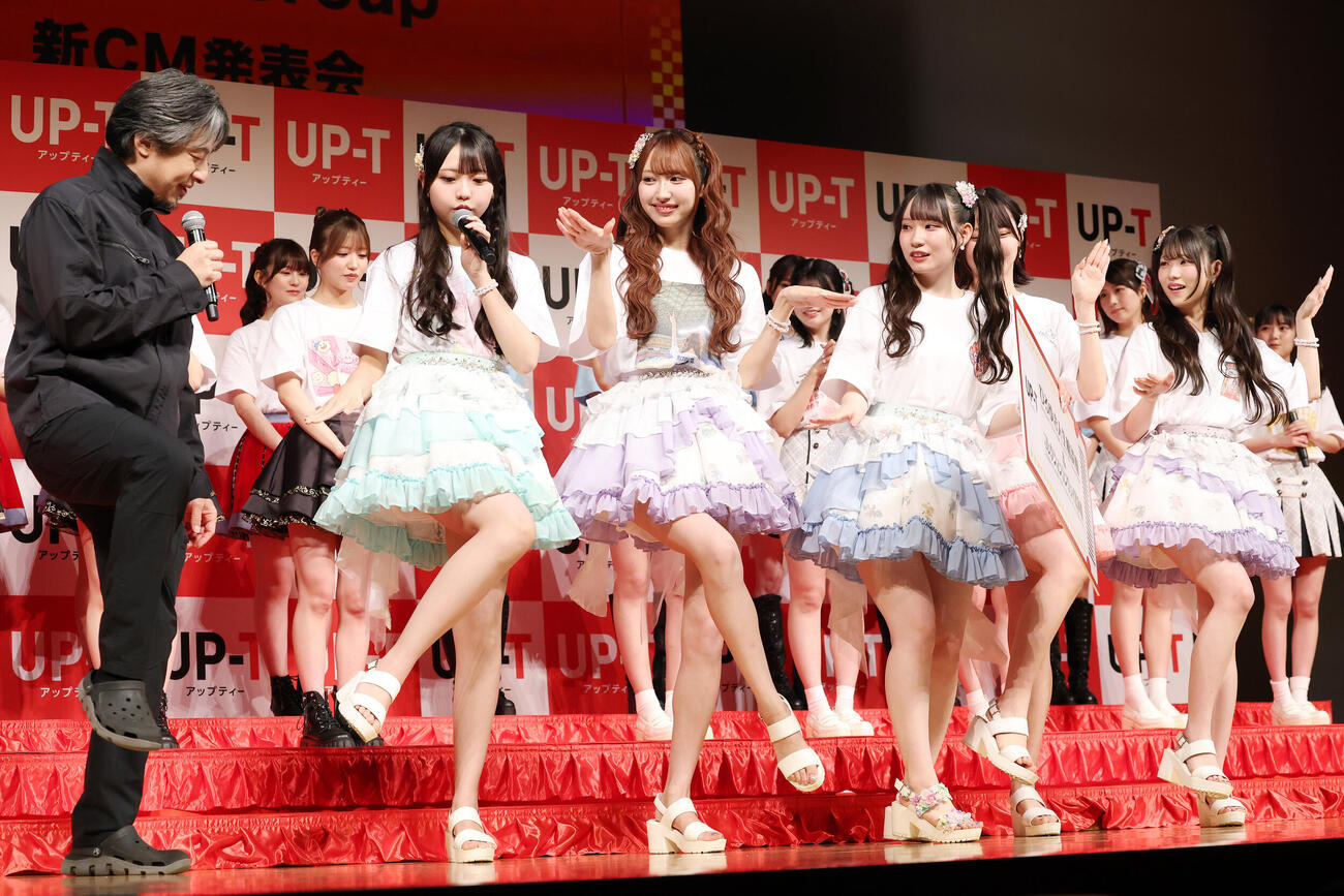「UP－T×AKB48 Group新CM発表会」の「UP－T3本勝負」で優勝し西村博之氏（左）と踊るSKE48（撮影・宮地輝）