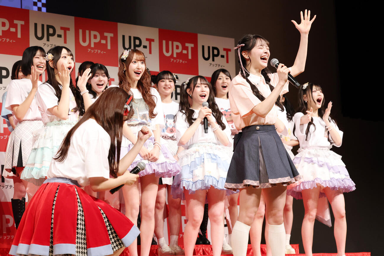 「UP－T×AKB48 Group新CM発表会」の「UP－T3本勝負」でじゃんけんに勝ち最下位となるAKB48伊藤百花（撮影・宮地輝）
