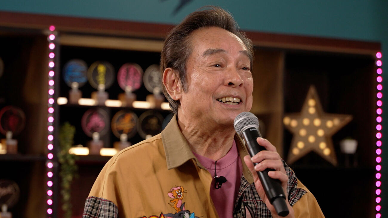 主演ドラマ「柔道一直線」の主題歌を熱唱する桜木健一