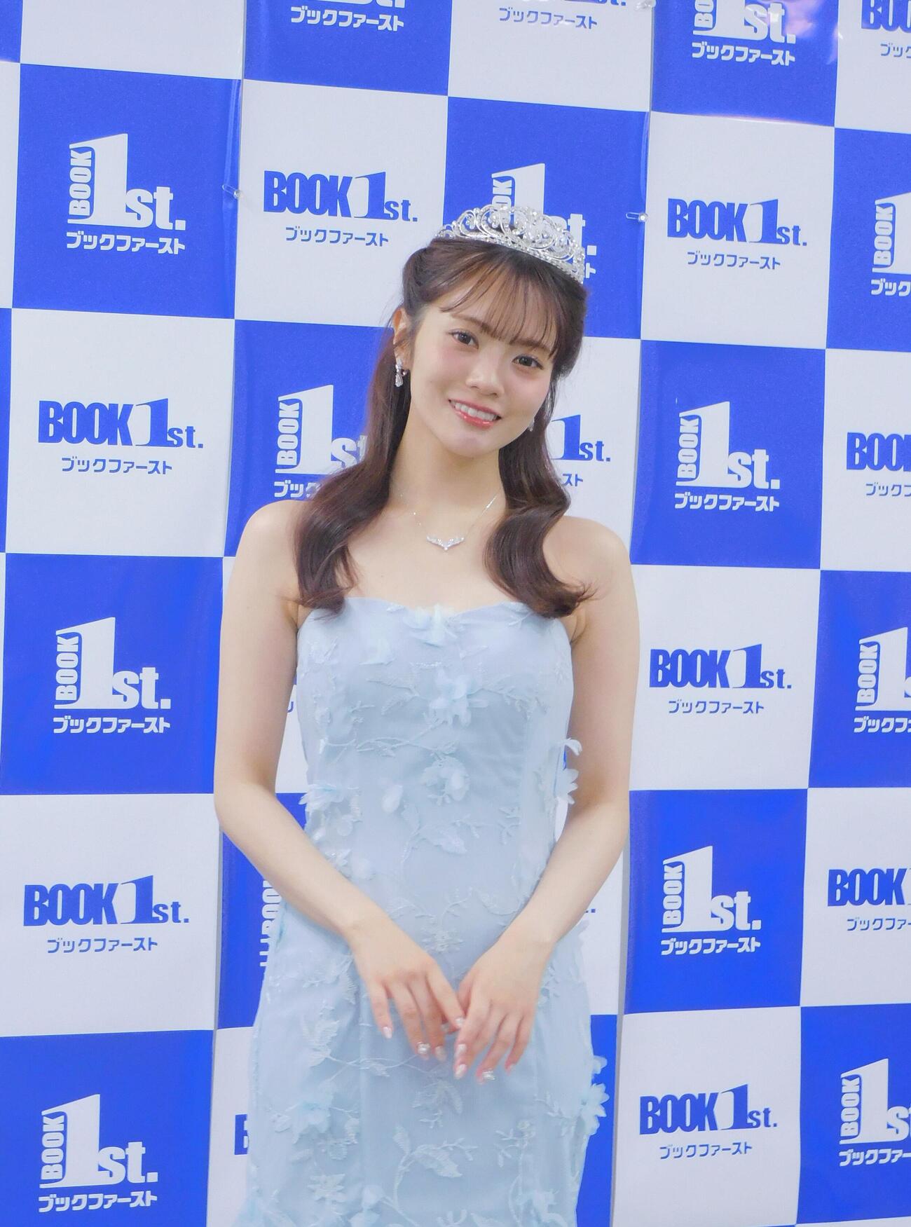 写真展をアピールする宮田愛萌