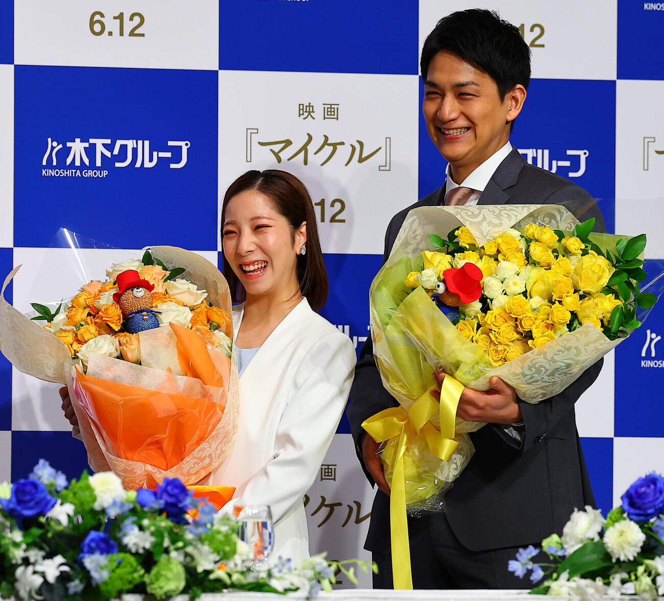 引退会見で花束を贈られる三浦璃来（左）と木原龍一（右）（撮影・野上伸悟）