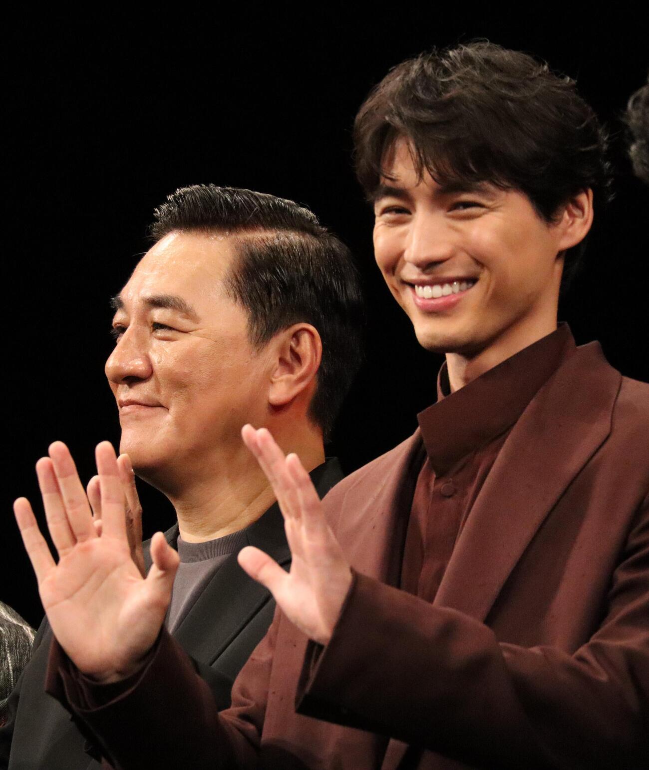 「TOKYO BURST－犯罪都市－」のジャパンプレミアに出席したピエール瀧（左）、福士蒼汰