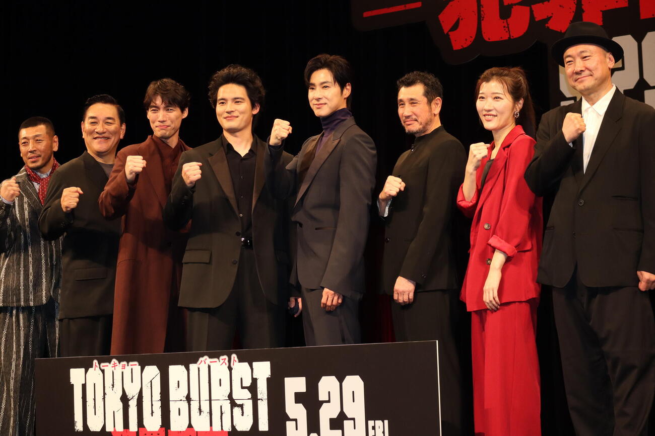 「TOKYO BURST－犯罪都市－」のジャパンプレミアに出席した、左から後藤剛範、ピエール瀧、福士蒼汰、水上恒司、ユンホ、渋川清彦、ヒコロヒー、内田英治監督