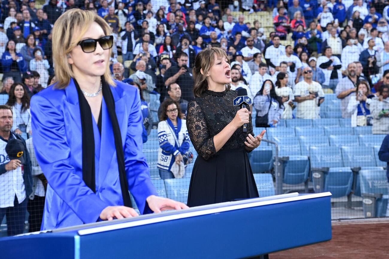 ドジャースタジアムで米国国歌演奏のパフォーマンスを行ったYOSHIKI（C）Los Angeles Dodgers