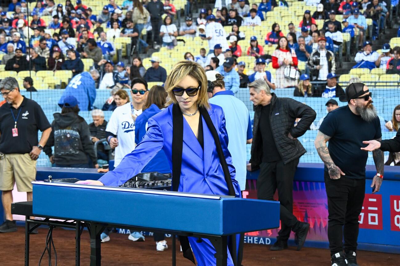 ドジャースタジアムで米国国歌演奏のパフォーマンスを行ったYOSHIKI（C）Los Angeles Dodgers