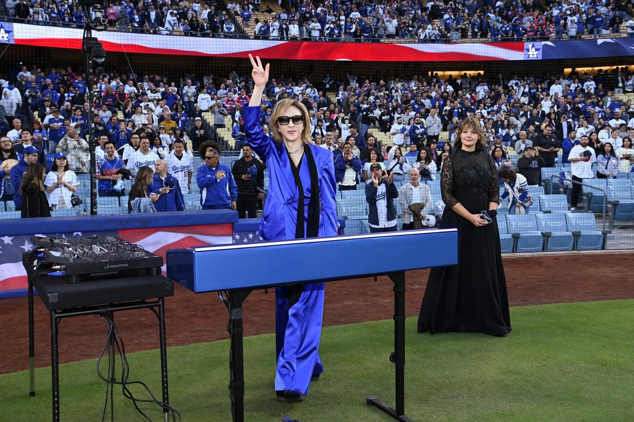ドジャースタジアムで米国国歌演奏のパフォーマンスを行ったYOSHIKI（C）Los Angeles Dodgers