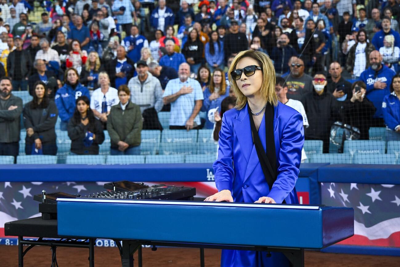 ドジャースタジアムで米国国歌演奏のパフォーマンスを行ったYOSHIKI（C）Los Angeles Dodgers