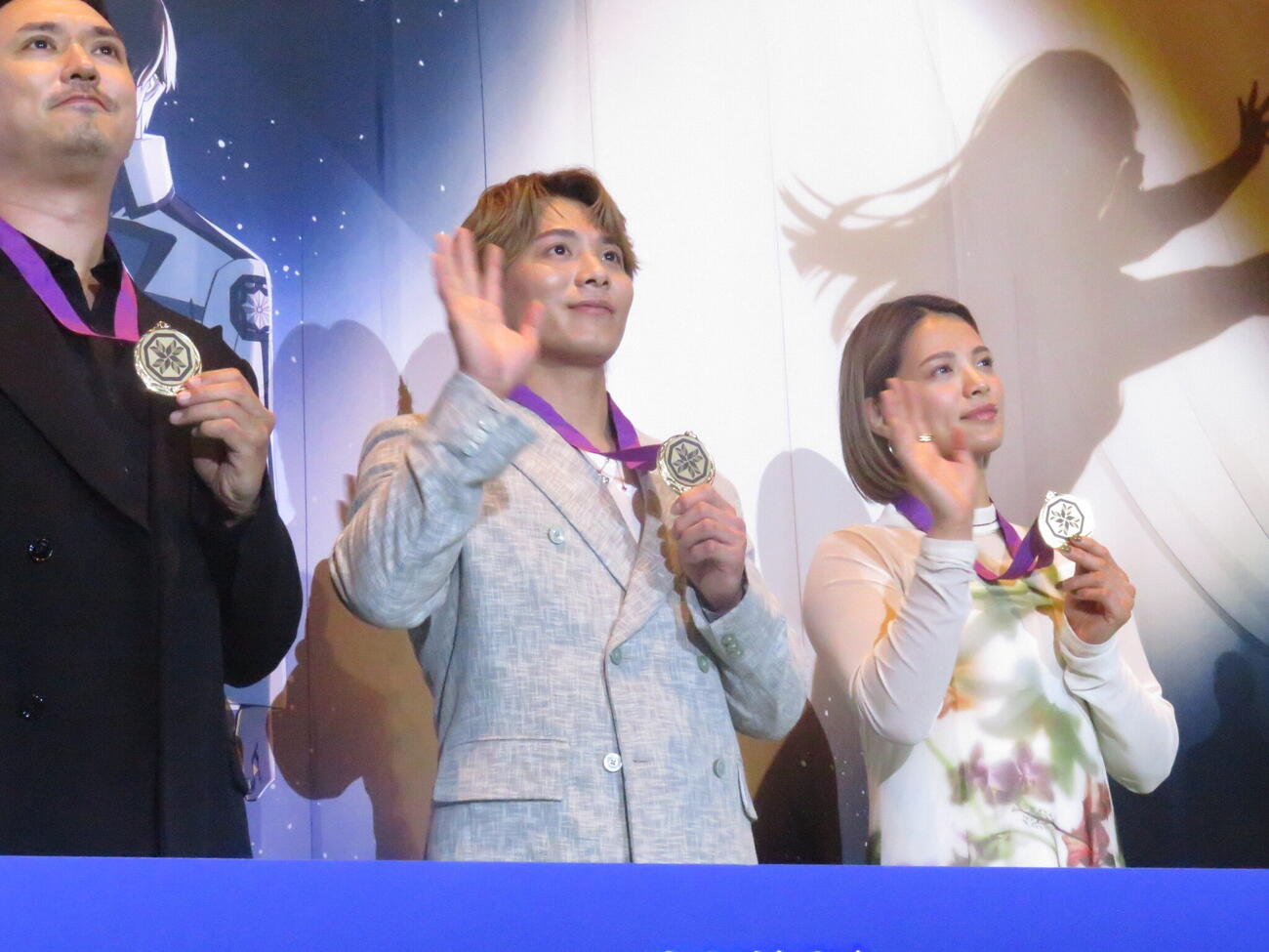 映画「魔法科高校の劣等生　四葉継承編」完成披露上映会の舞台あいさつに臨んだ左からジミー・ストーン監督、阿部一二三、阿部詩