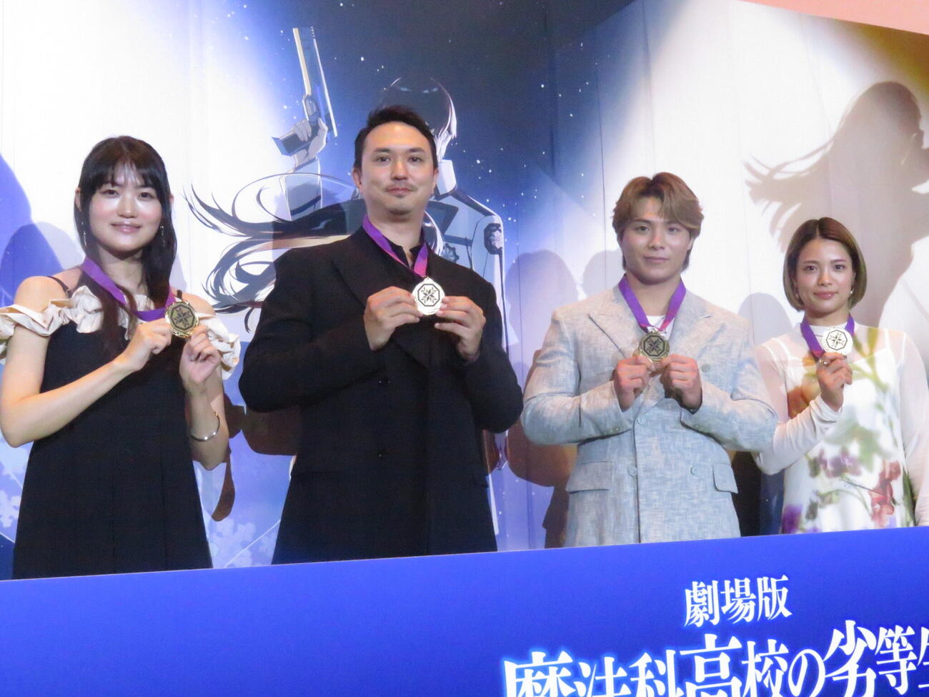 映画「魔法科高校の劣等生　四葉継承編」完成披露上映会の舞台あいさつに臨んだ左から早見沙織、ジミー・ストーン監督、阿部一二三、阿部詩