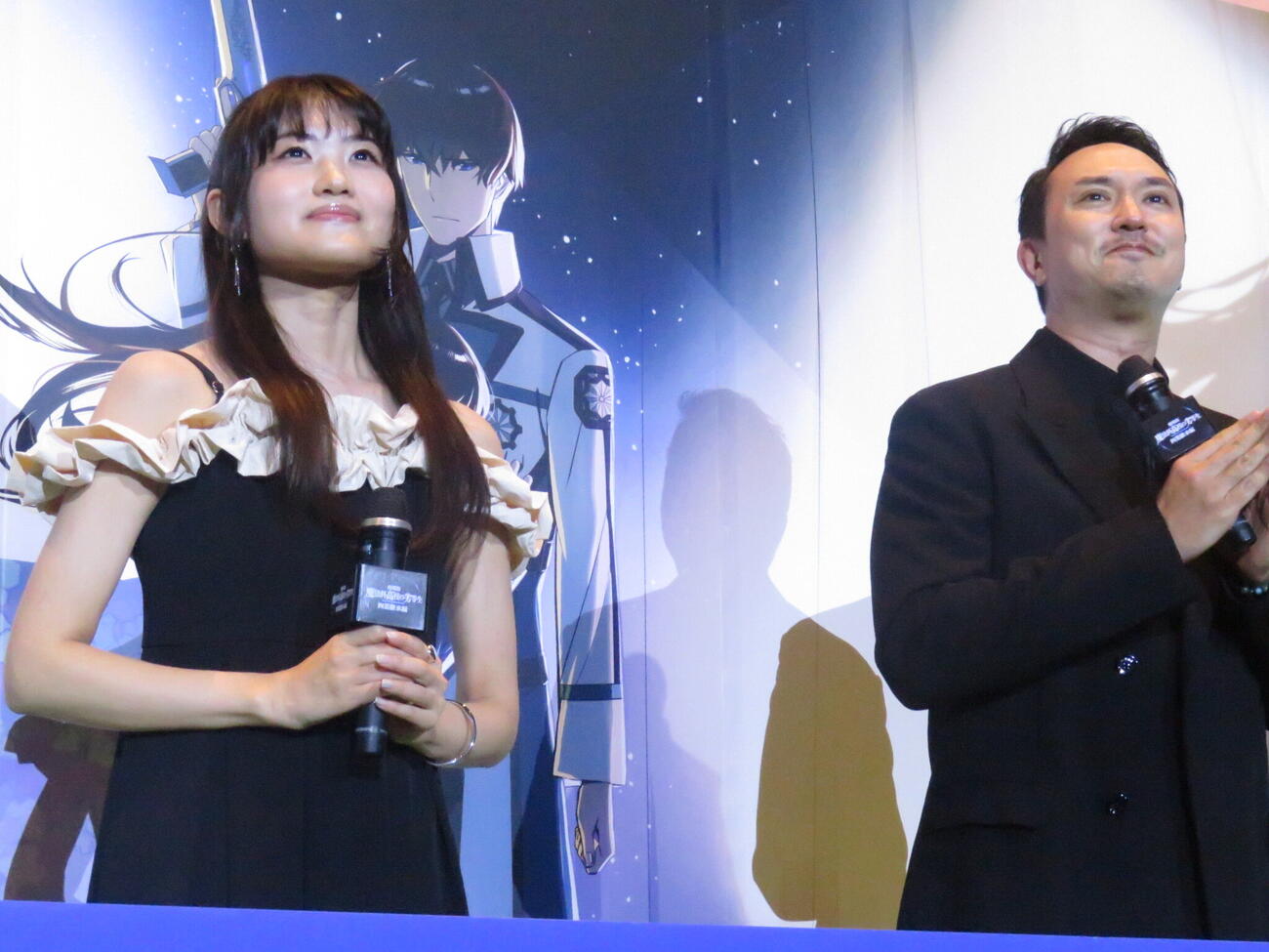 映画「魔法科高校の劣等生　四葉継承編」完成披露上映会の舞台あいさつに臨んだ左から早見沙織（左）とジミー・ストーン監督