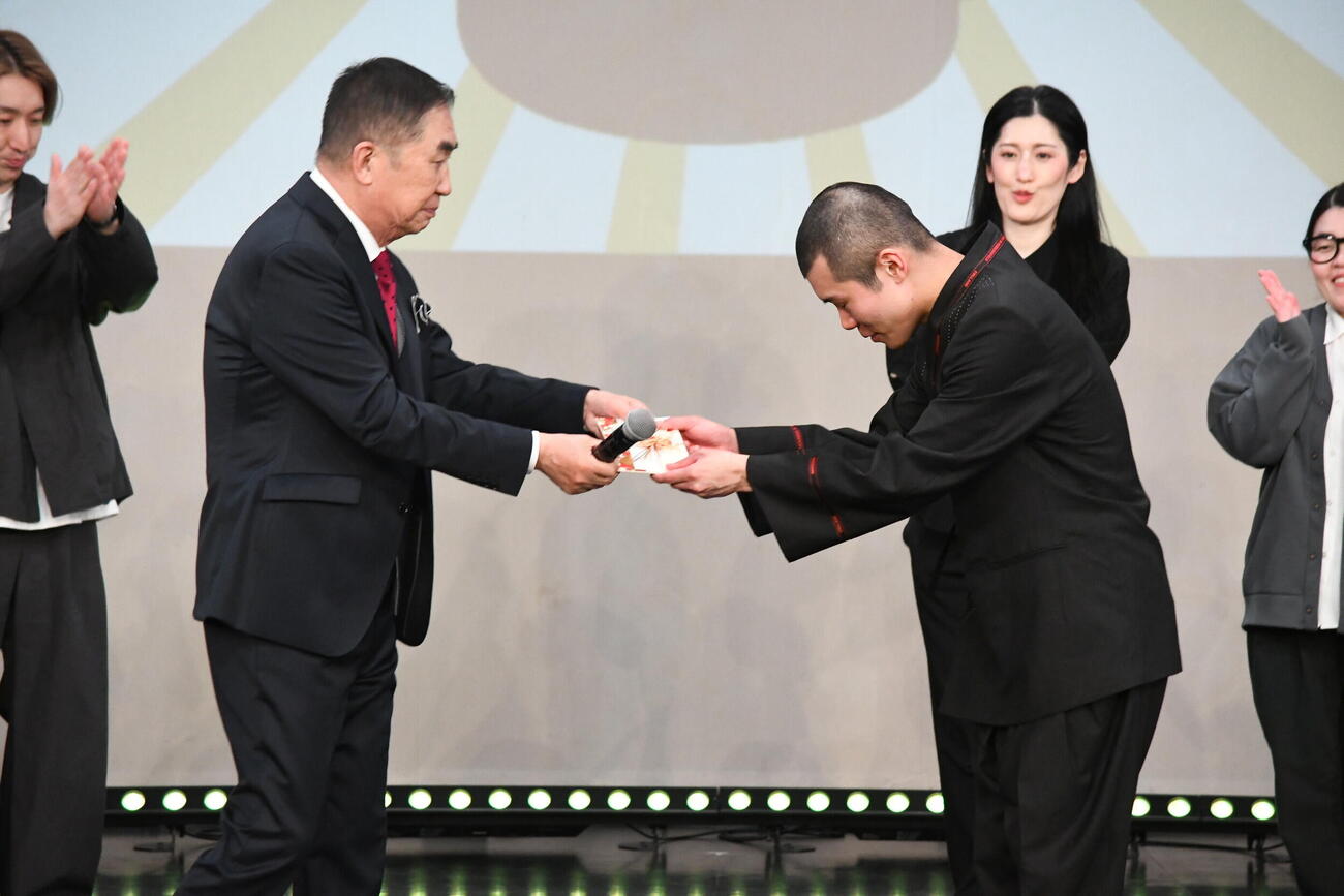 「よしもとピン芸人倶楽部シアター」に優勝した清川雄司（右）に賞を手渡す桂文枝（撮影・阪口孝志）