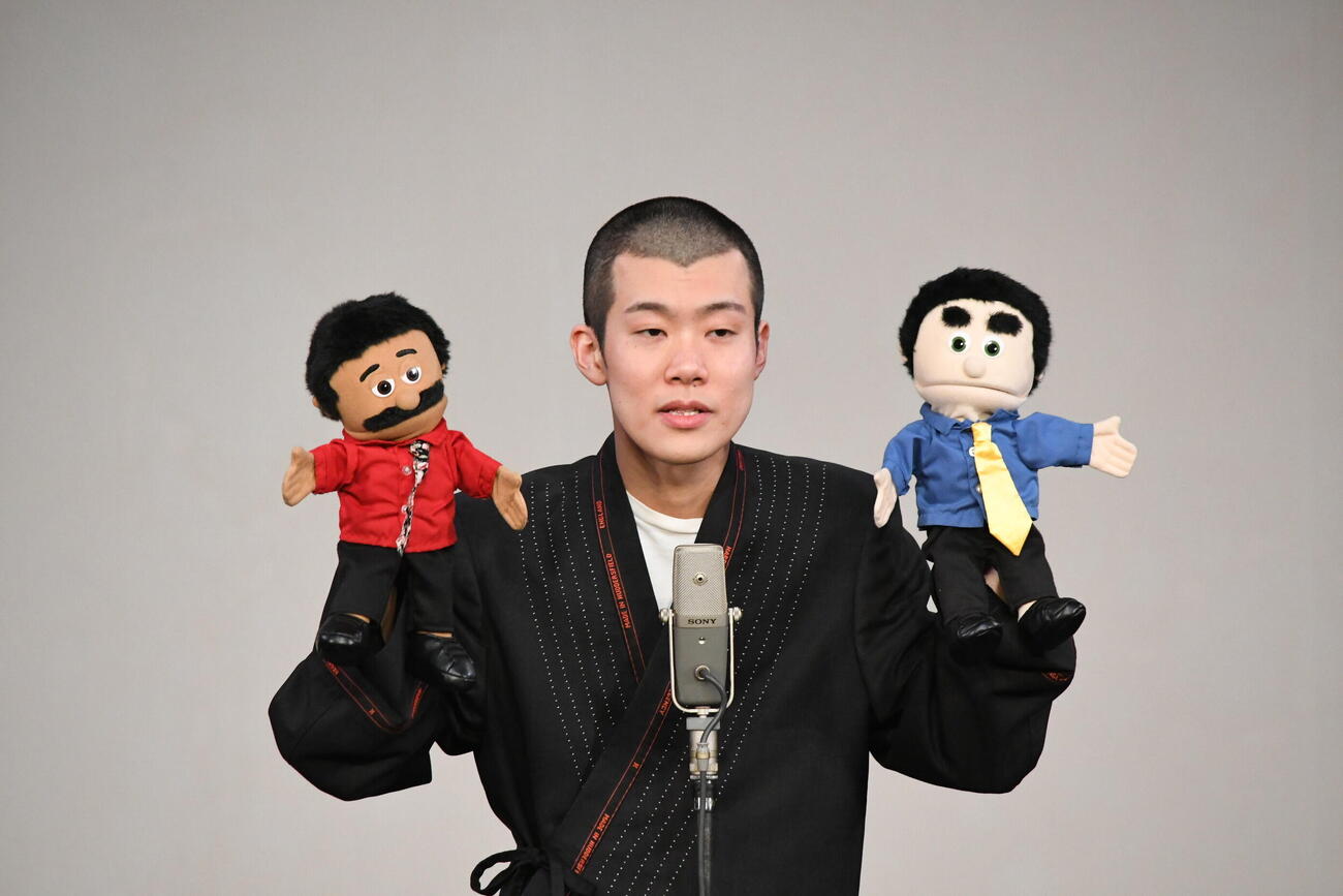 「よしもとピン芸人倶楽部シアター」で腹話術を披露する清川雄司（撮影・阪口孝志）