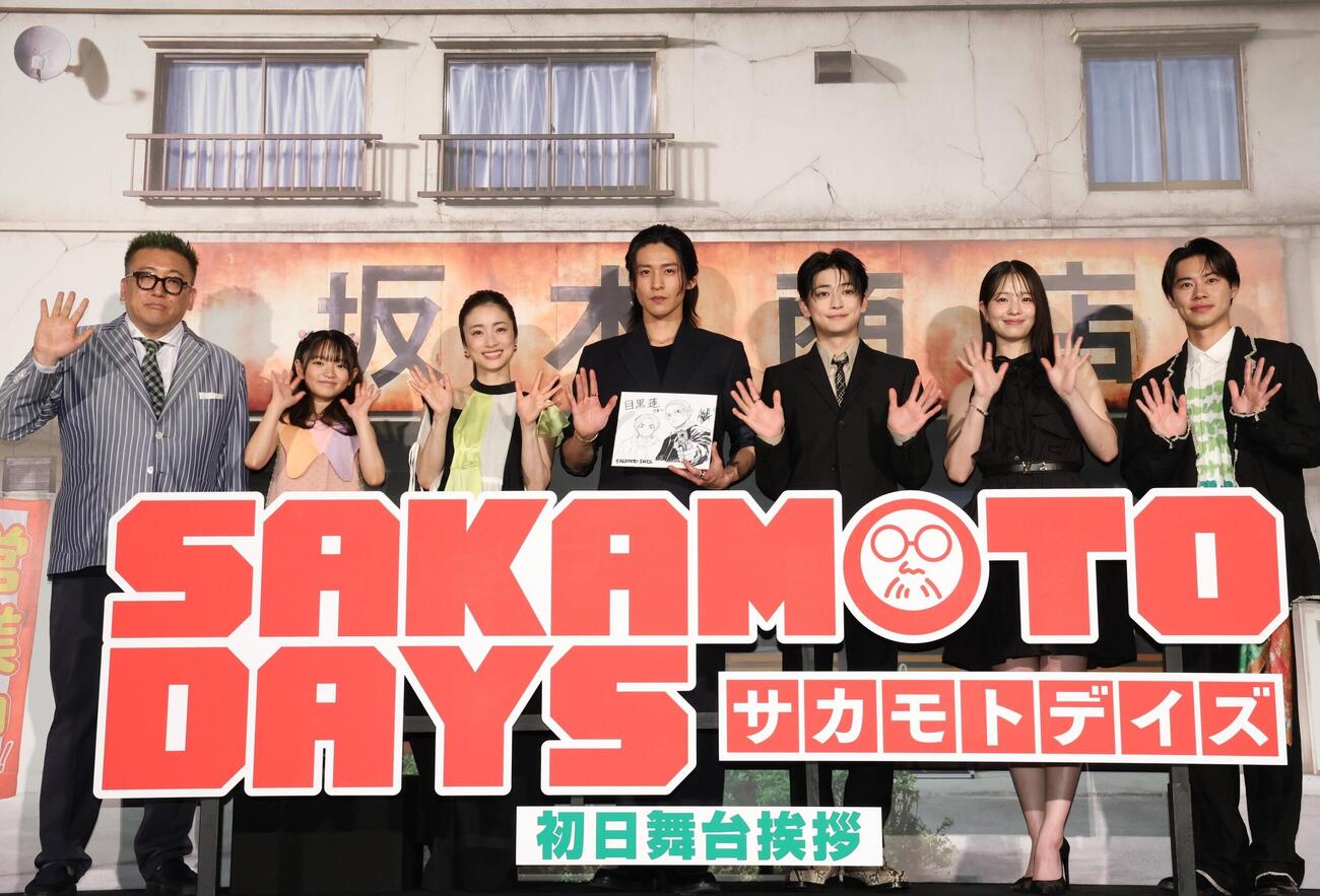 映画「SAKAMOTO DAYS」初日舞台あいさつに登壇した（左から）福田雄一監督、吉本実憂、上戸彩、目黒蓮、高橋文哉、横田真悠、戸塚純貴