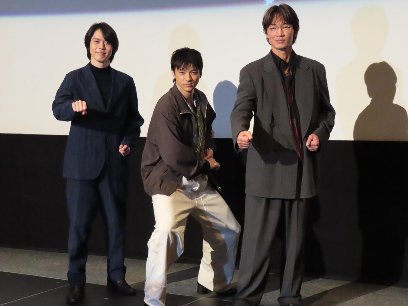 ドラマ「ちるらん　新撰組鎮魂歌」最終話プレミア上映イベントに登壇した、左から細田佳央太、山田裕貴、綾野剛（撮影・鎌田良美）