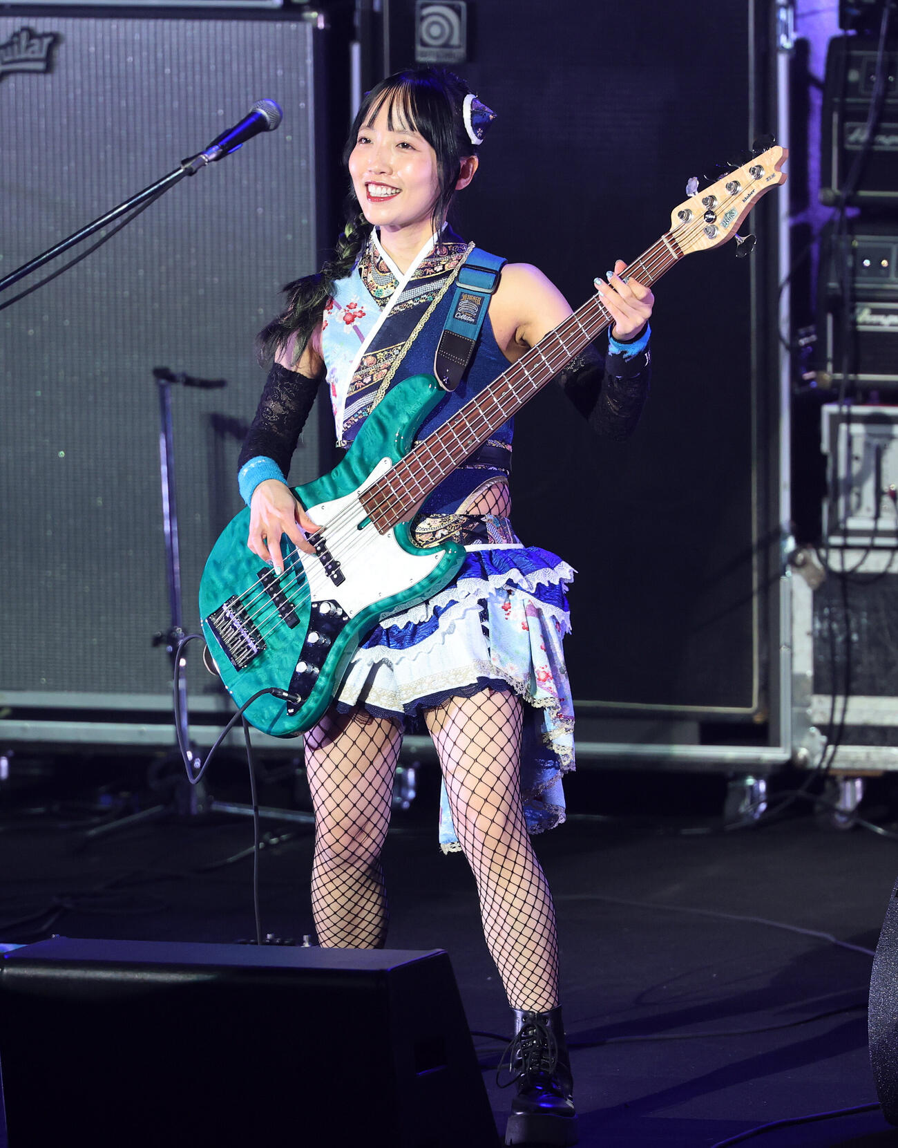 演奏するHAGANEのSayaka（撮影・鈴木正人）
