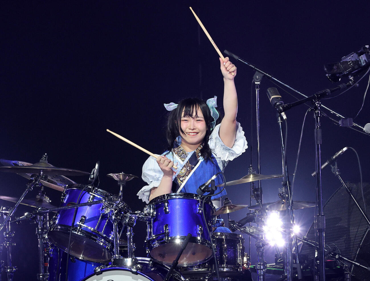 演奏するHAGANEのJUNNA（撮影・鈴木正人）