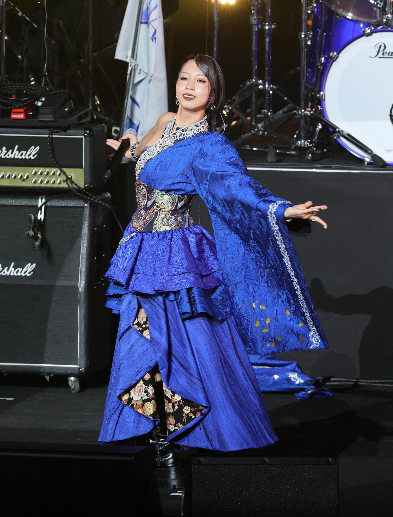 熱唱するHAGANEの凪希（撮影・鈴木正人）