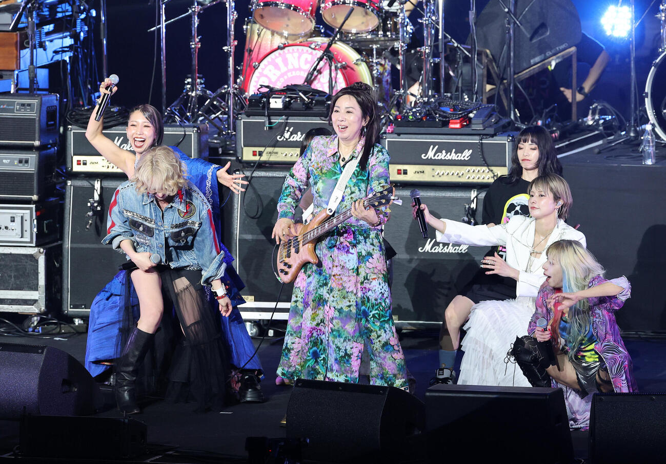 プリプリコーナーで演奏する渡辺敦子（中央）（撮影・鈴木正人）