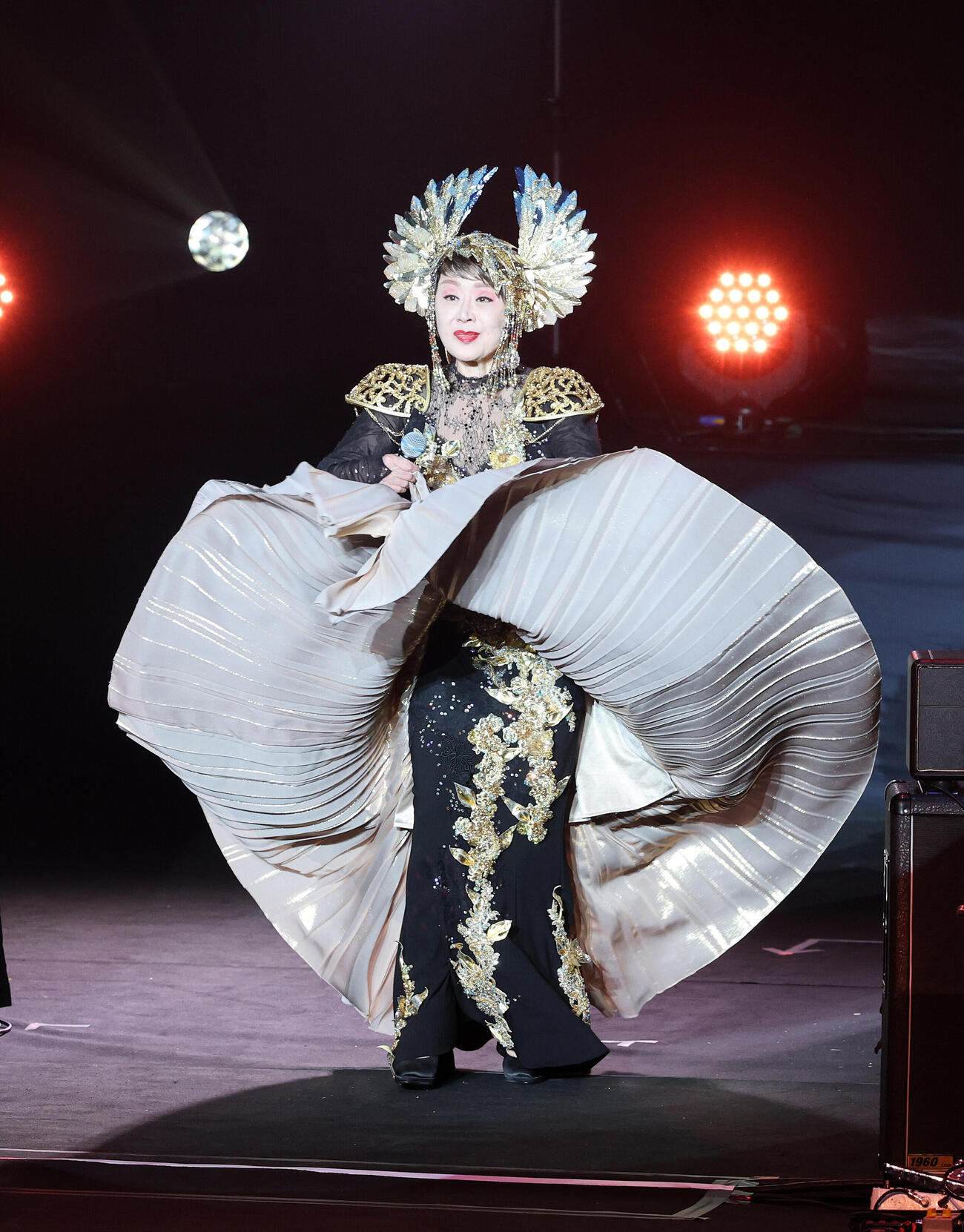 華麗なパフォーマンスを見せる小林幸子（撮影・鈴木正人）