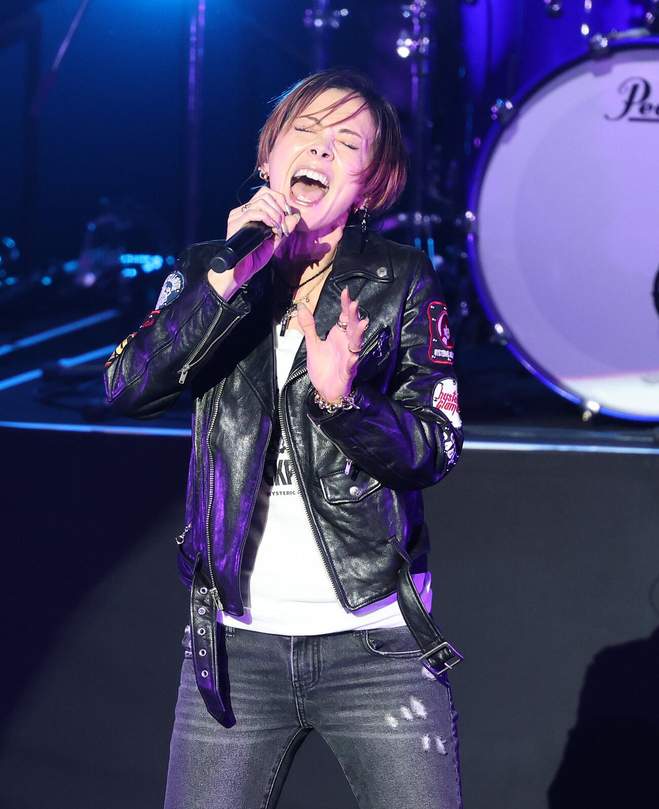 熱唱する土屋アンナ（撮影・鈴木正人）