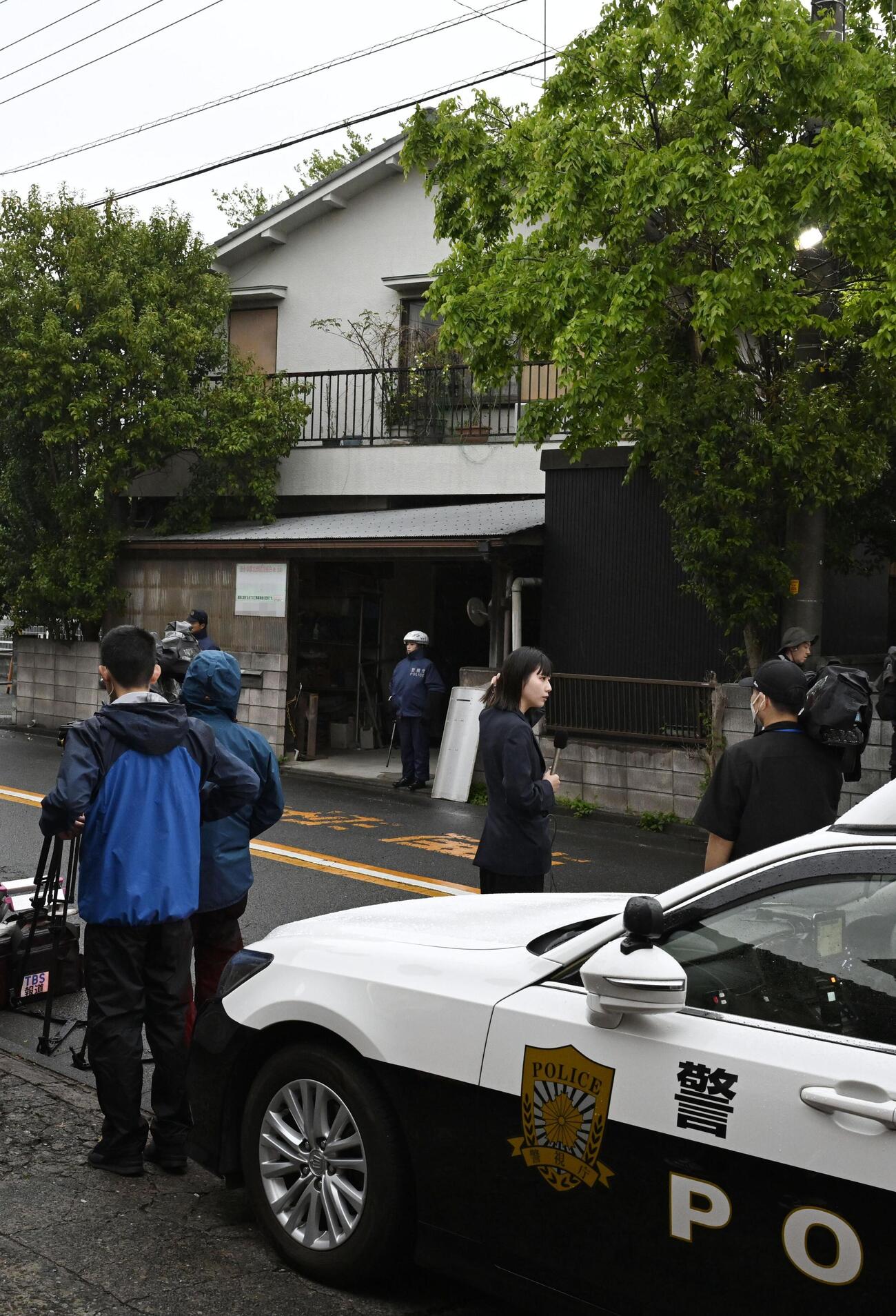 男の自宅周辺に集まった報道陣（共同、加工あり）