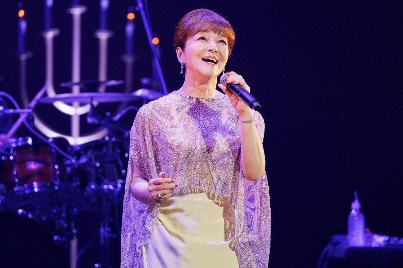 「デビュー50周年記念コンサート～永遠のありがとう～グランド・ファイナル！」で熱唱する岩崎宏美