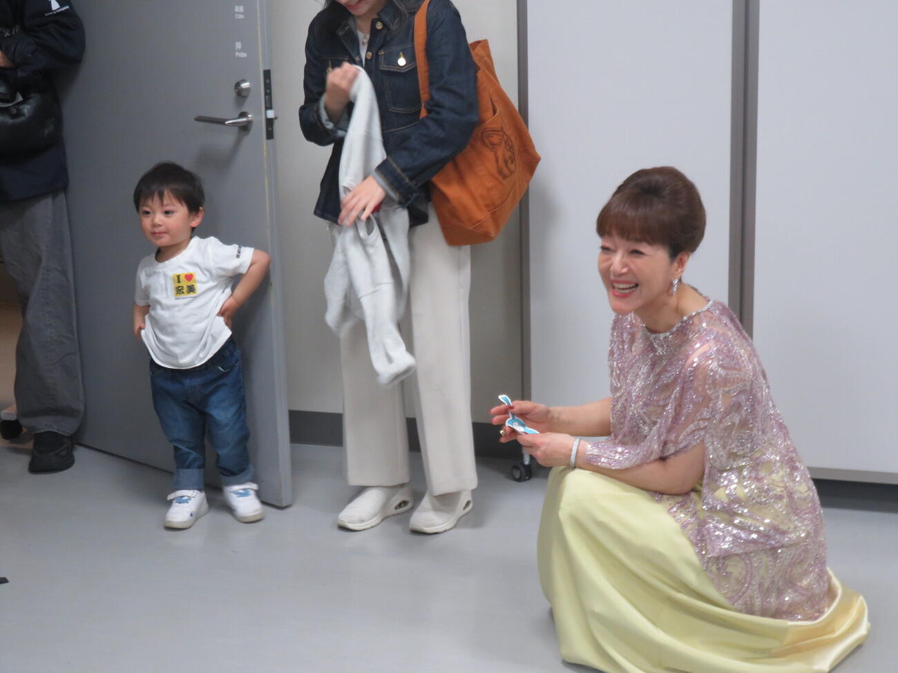 2歳の孫（左）に「信じられないくらいかわいい」とメロメロの岩崎宏美