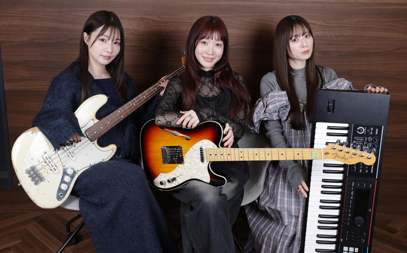 インタビューで笑顔を見せるガールズバンドSilent Siren。左から山内あいな、すぅ、黒坂優香子（撮影・中島郁夫）