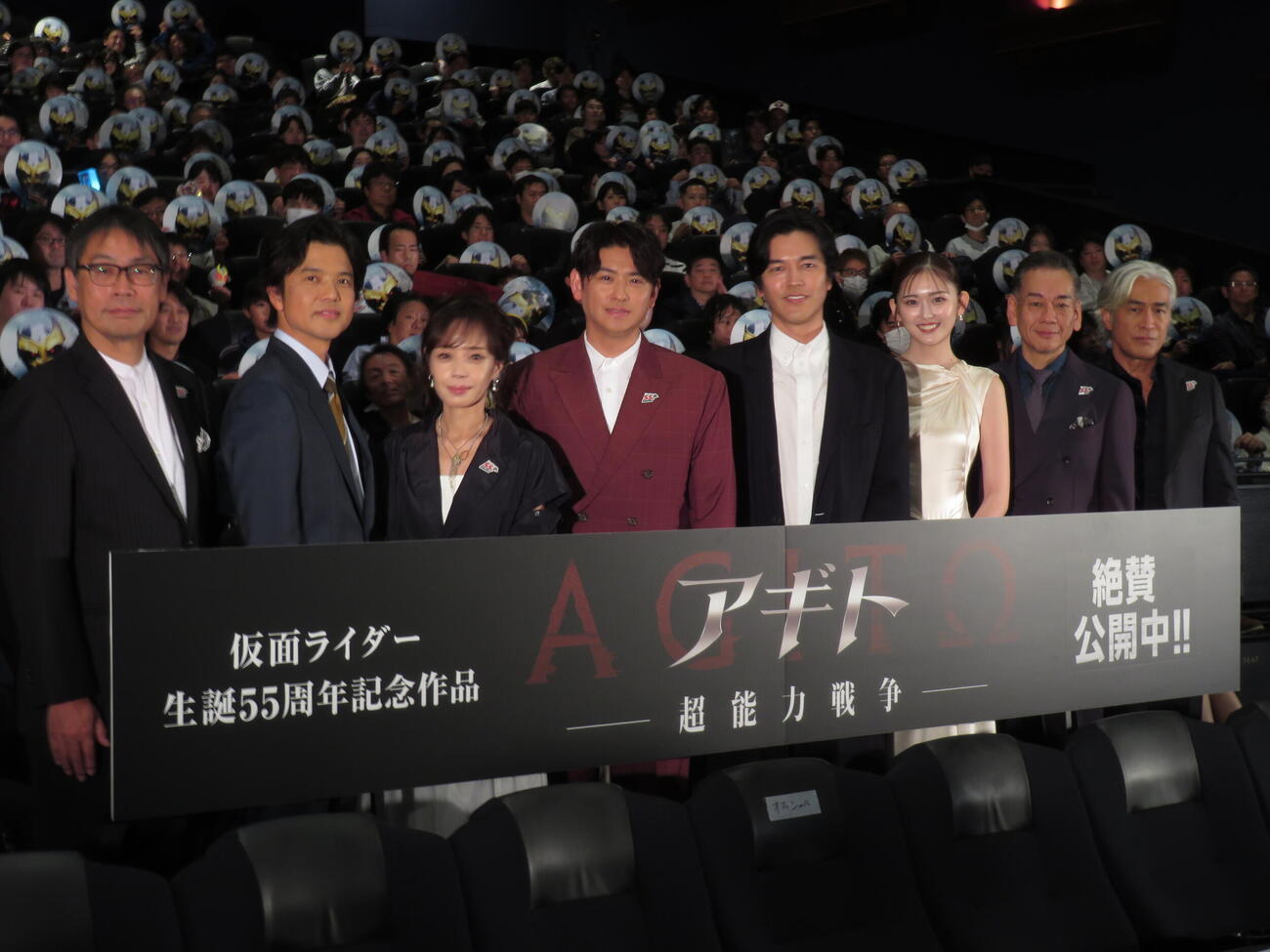 映画「アギト－超能力戦争－」初日舞台あいさつに登壇した（左から）田﨑竜太監督、柴田明良、藤田瞳子、賀集利樹、要潤、ゆうちゃみ、山崎潤、樋口隆則