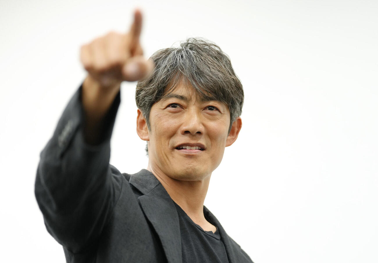 ドラマ「GTO」囲み会見でポーズを決める反町隆史（撮影・足立雅史）