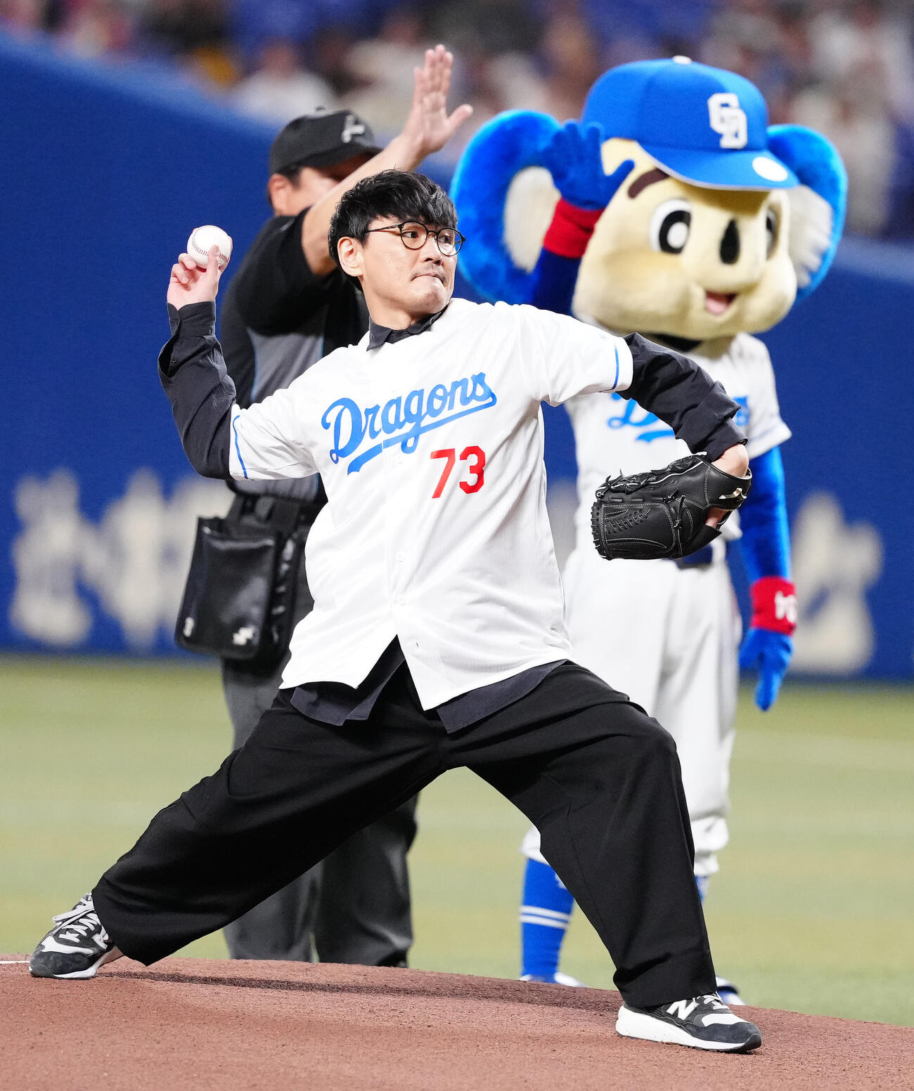 24年4月、中日－巨人戦で始球式に臨むサカナクションの山口一郎