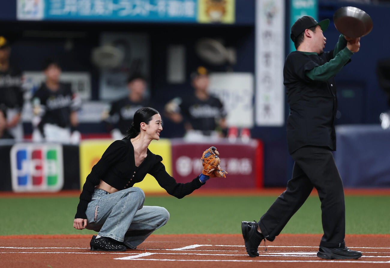 2026年4月29日、オリックス対ソフトバンク　セレモニアルピッチで捕手を務める青野楓（撮影・前田充）
