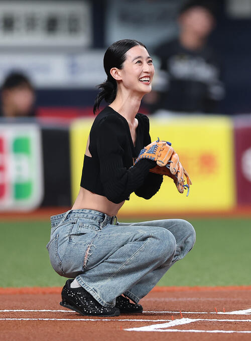 33歳モデル、腹筋に美背中出しても通算104勝左腕の投球を見事にキャッチ「あっぱれ～」