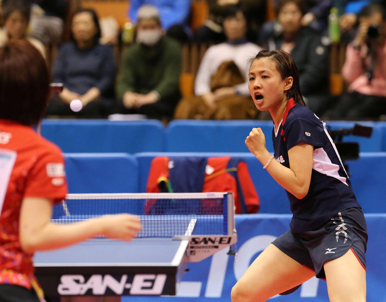 卓球ジャパン・トップ12大会の女子シングルス決勝で石川佳純（左）を撃破した平野早矢香＝2015年2月