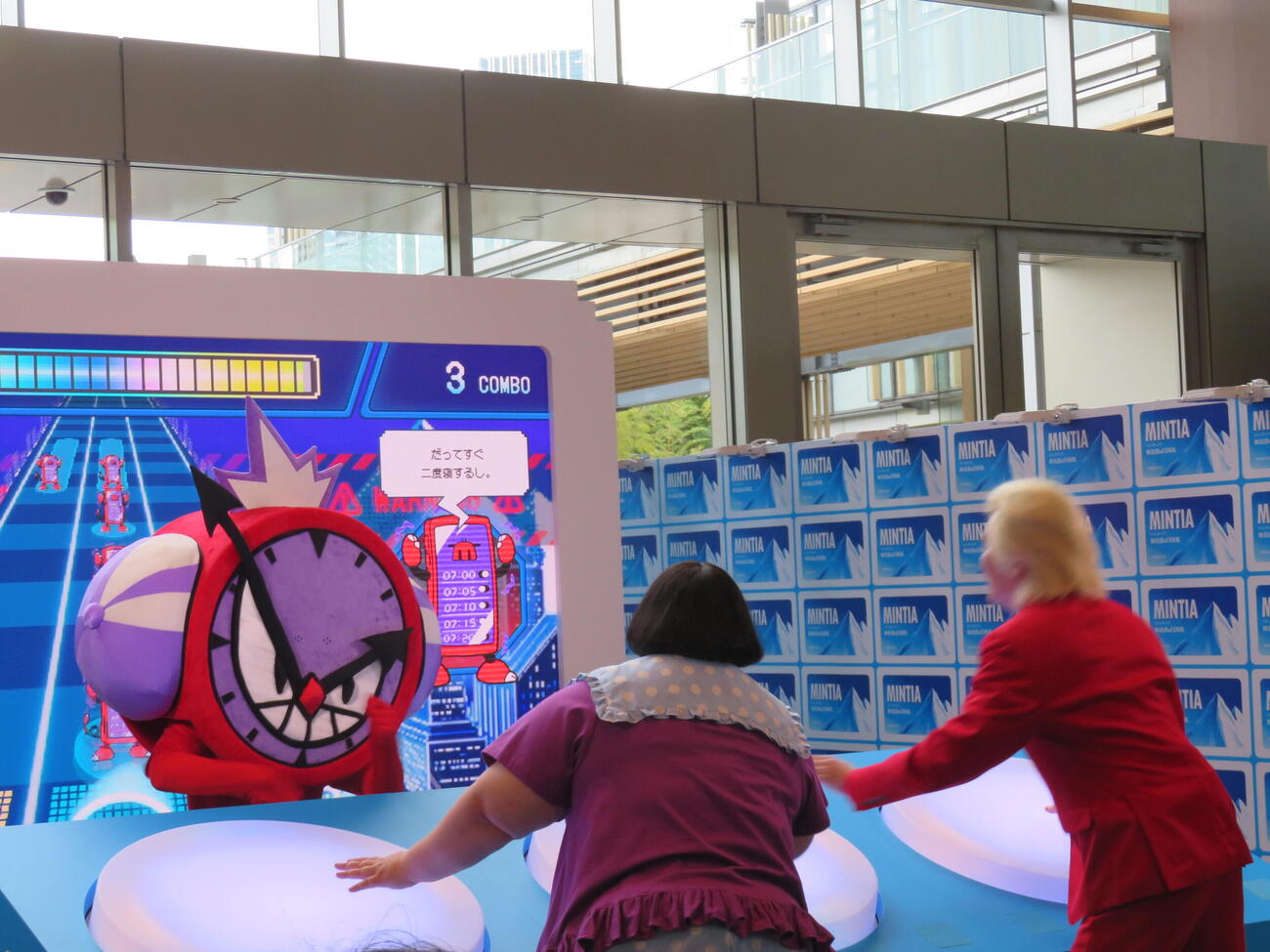 「ミンティア　リフレッシュビート」PR発表会でゲームに挑むメイプル超合金のカズレーザーと安藤なつ（撮影・村上幸将）
