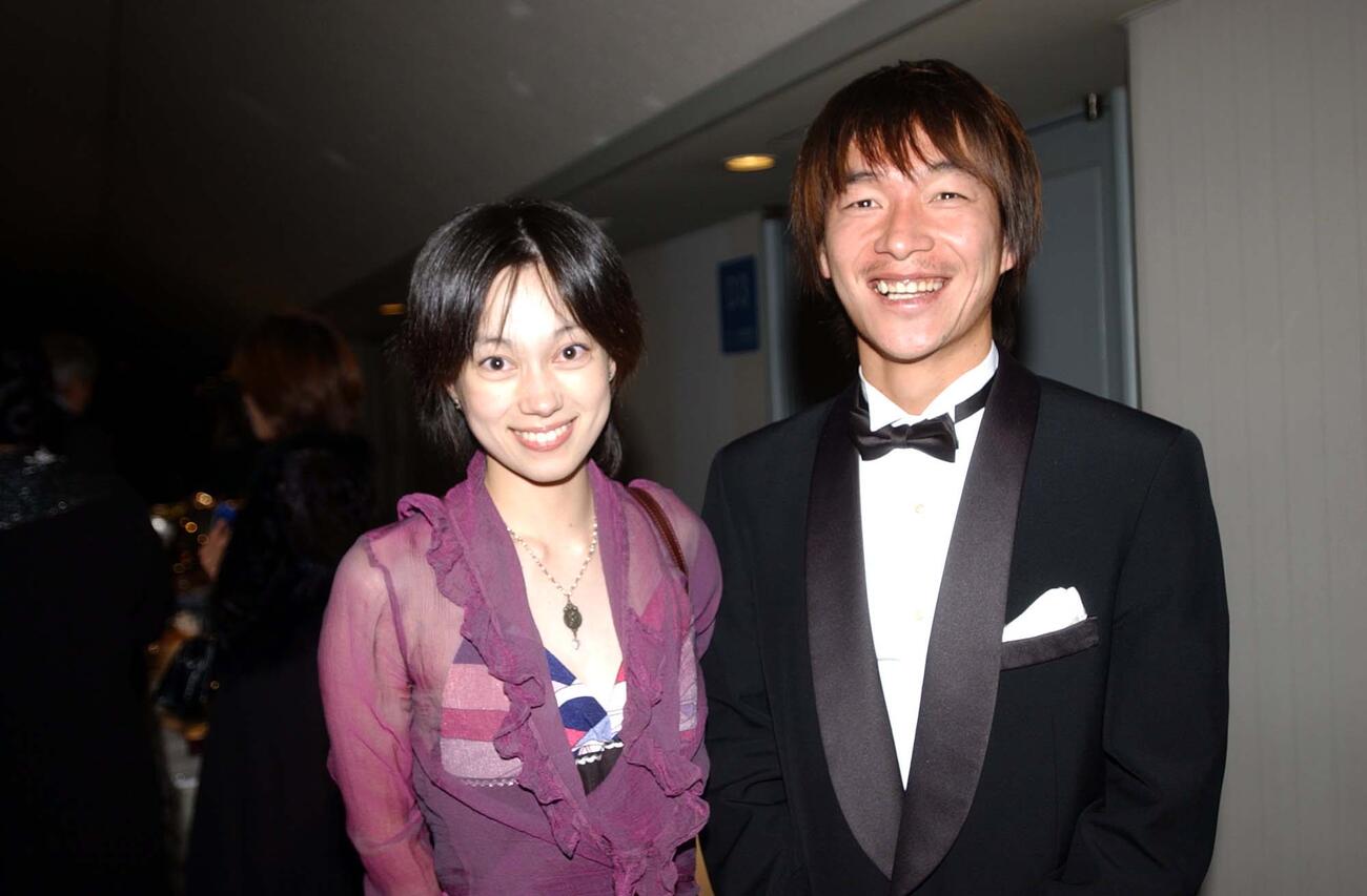 奥大介さん（右）と佐伯日菜子夫人（2003年12月撮影）